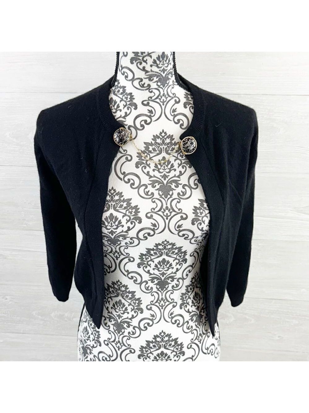 CashmereCashmere Clip Front One Front Cropped Cashmere Sweater